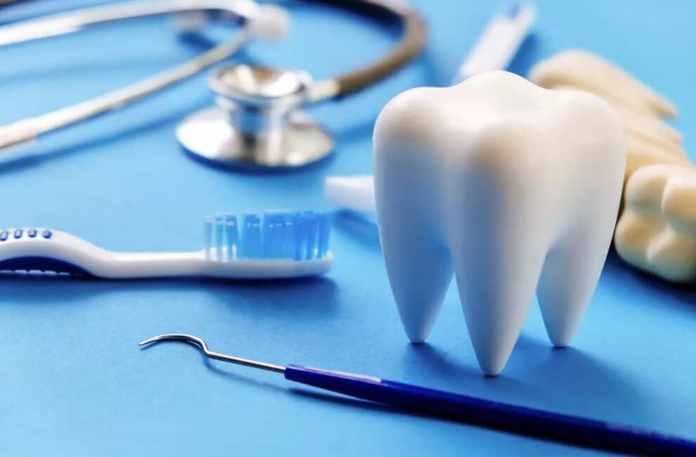 دندانهایتان را در خانه سفید کنید/ ۵ روش طبیعی برای رفع زردی دندان