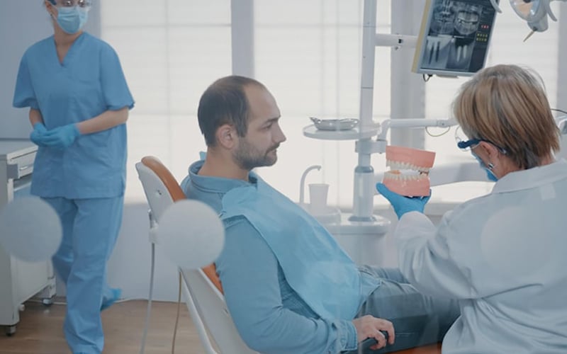 ایمپلنت با بیهوشی کامل؛ تجربه بدون درد برای کاشت چند دندان یا فک کامل