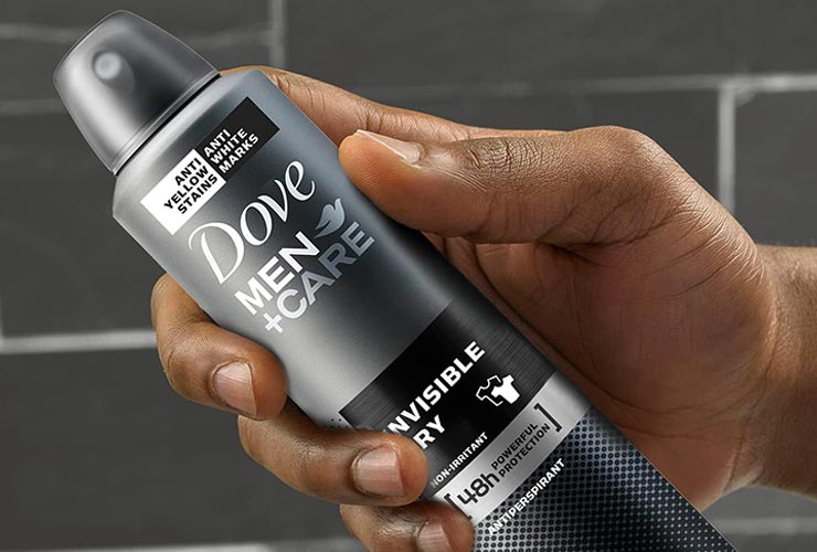 آیا اسپری بدن برای پوست مضر است؟ تفاوت دئودورانت و ضدتعریق از نگاه متخصصان پوست